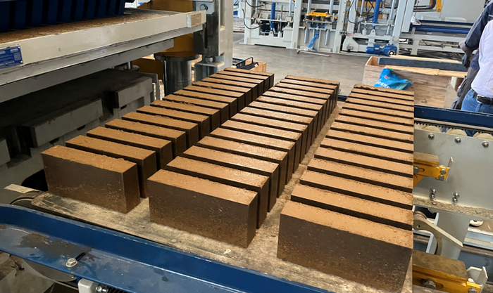 ZN1500 સંપૂર્ણપણે સ્વચાલિત ઈંટ બનાવવાનું મશીન પૂર્વ ચાઈના ક્લાયન્ટને સ્લજ રિસોર્સ યુટિલાઈઝેશનમાં સશક્ત બનાવે છે.